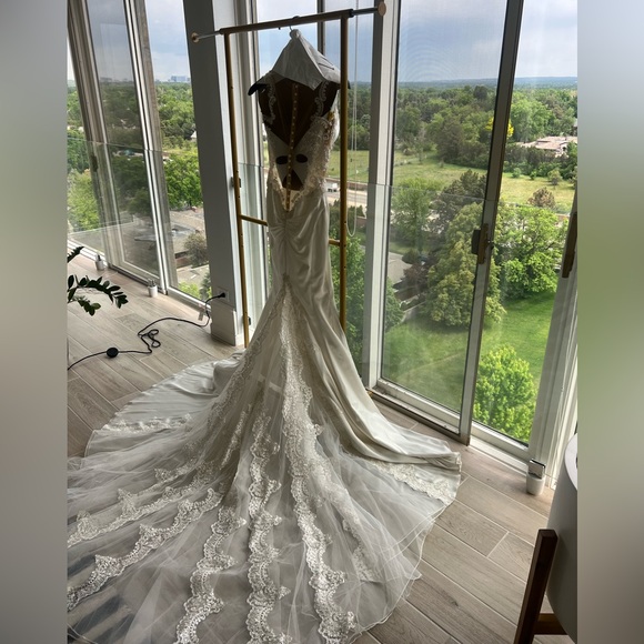 Galia Lahav -  Elegant Ivory Lace Wedding Dress - Picture 1 of 7